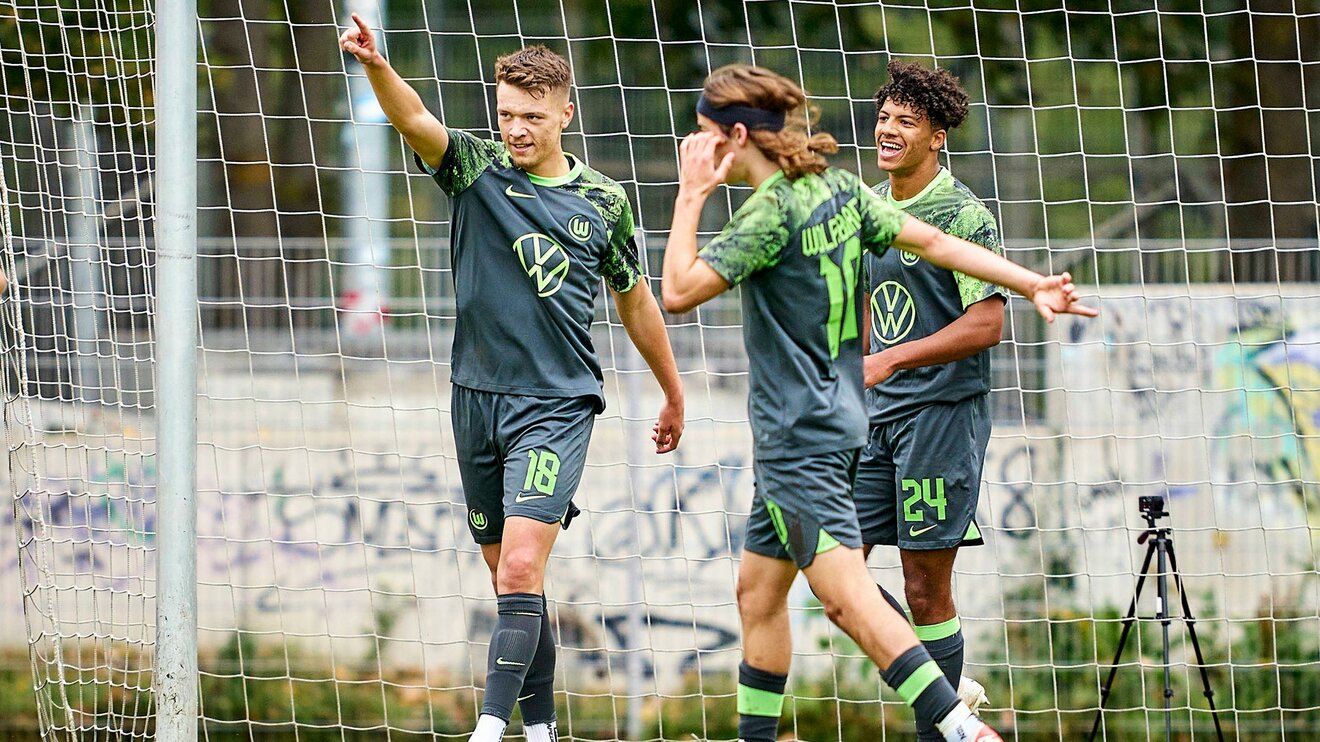 VfL-Wolfburg-Spieler Dzenan Pejcinovic jubelt nach einem Treffer für die U19.