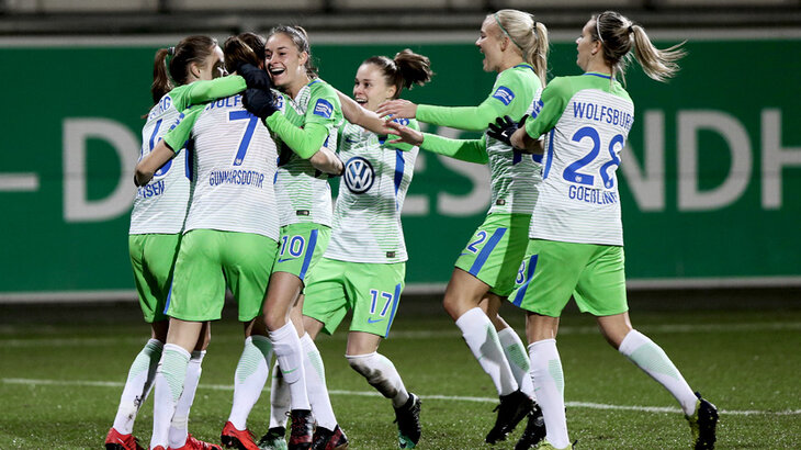 The VfL Ladies celebrate the 3-1 win against Bayern Munich. 