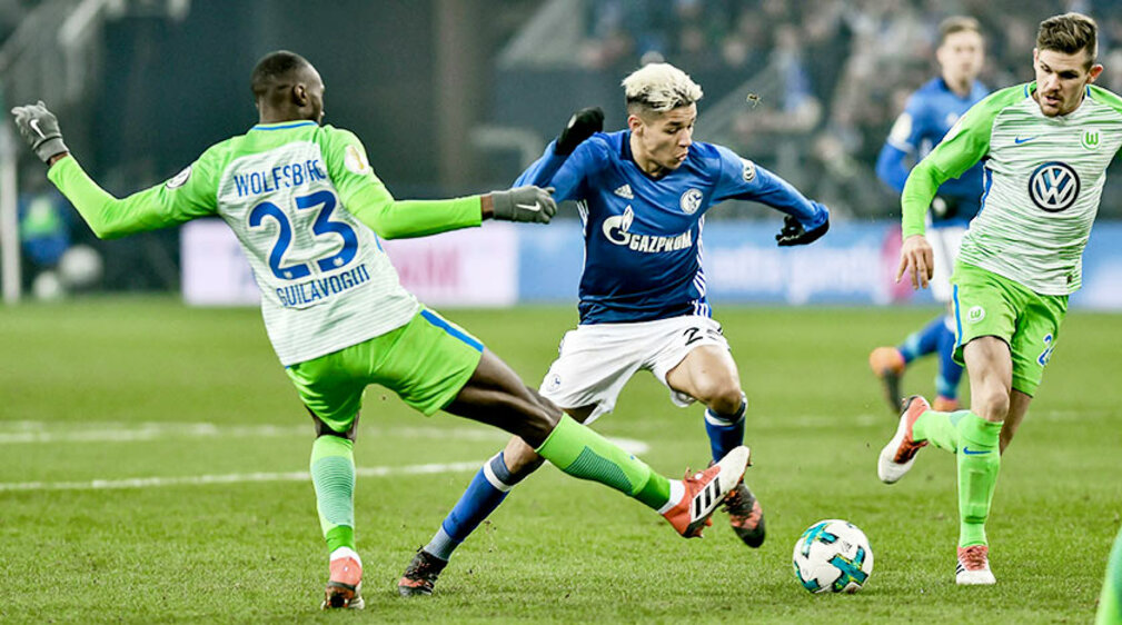 Josuha Guilavogui in a duel during the game. 