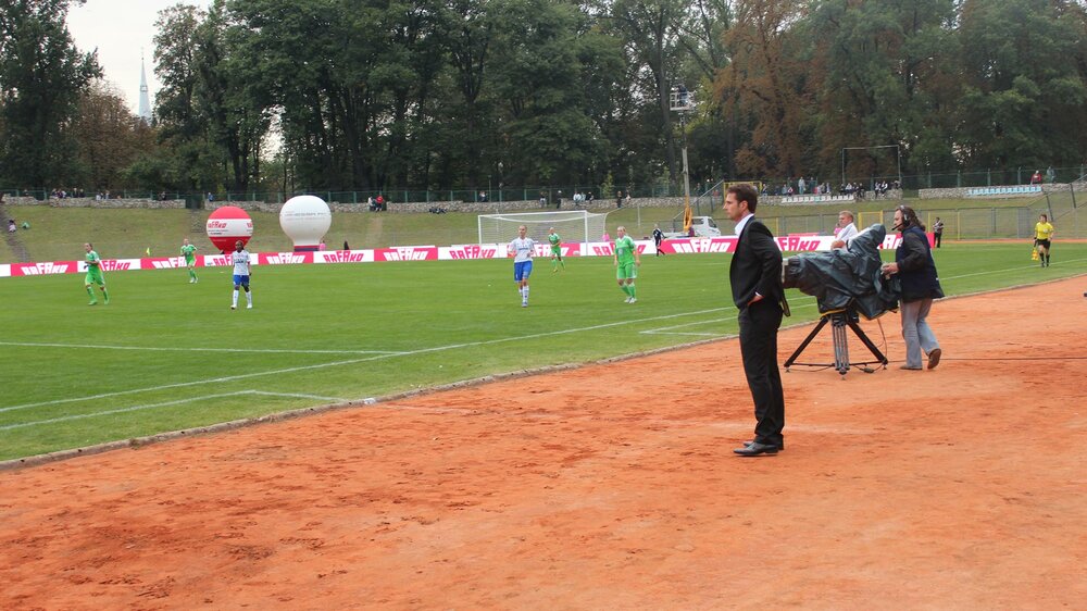 Ralf Kellermann, Sportdirektor der Frauen des VfL Wolfsburg und ehemalige Cheftrainer, steht am Spielfeldrand und schaut seinen Spielerinnen zu.