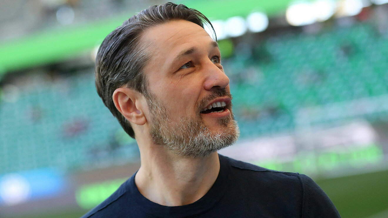 Nico Kovac, lächelnd, in der Volkswagen Arena.