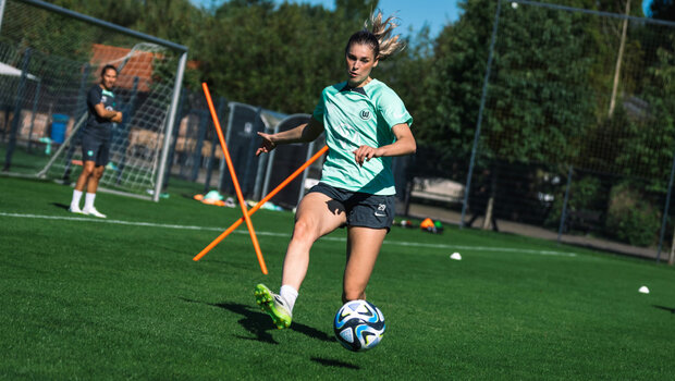 VfL-Wolfsburg-Spielerin Jule Brand bei einer Schussübung im Trainingslager.