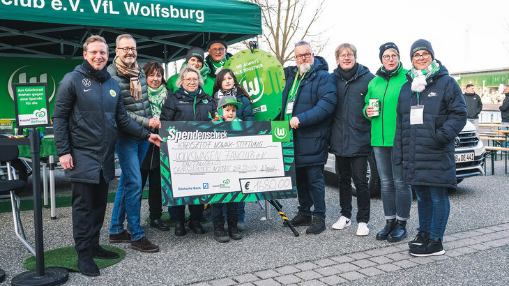 Gruppenfoto bei Scheckübergabe des VfL Wolfsburg an die Nowak Stiftung.