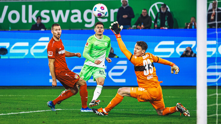 VfL-Wolfsburg-Spieler Maehle schießt den Ball und trifft das Tor.