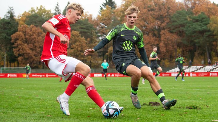 Zweikamf eines U17-Spielers des VfL Wolfsburg im Hinspiel gegen Union Berlin.