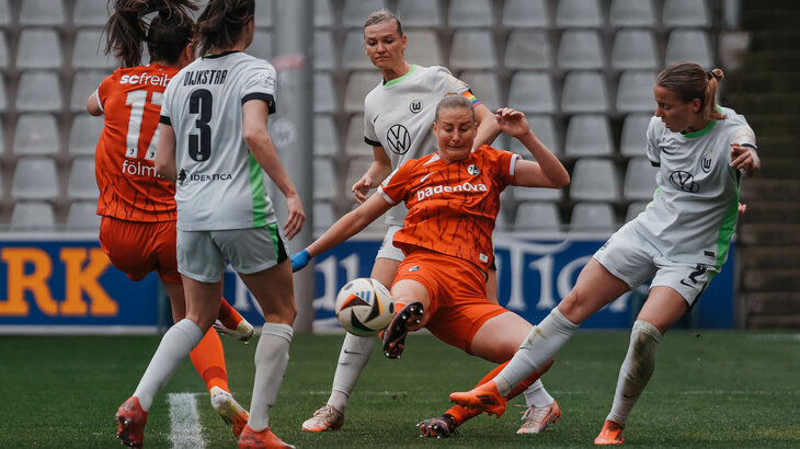 Die VfL-Wolfsburg-Spielerin Alex Popp im Zweikampf um den Ball.