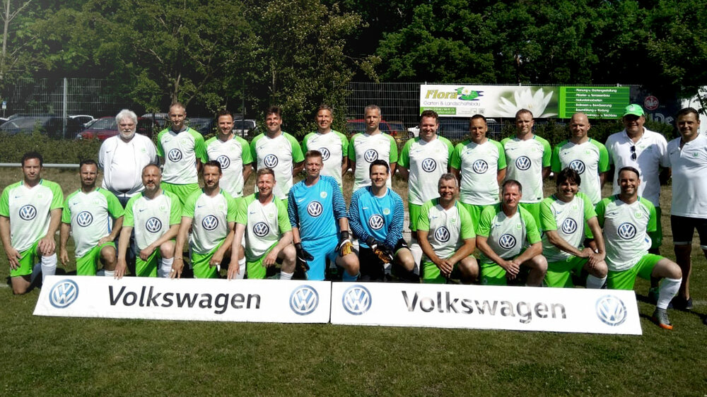 Die Traditionsmannschaft des VfL Wolfsburg posiert für ein Foto.