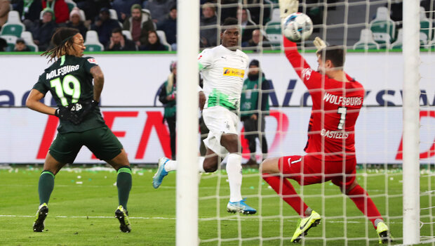 VfL Wolfsburg-Torwart Casteels wehrt einen Schuss eines Gegenspielers aus Mönchengladbach ab.