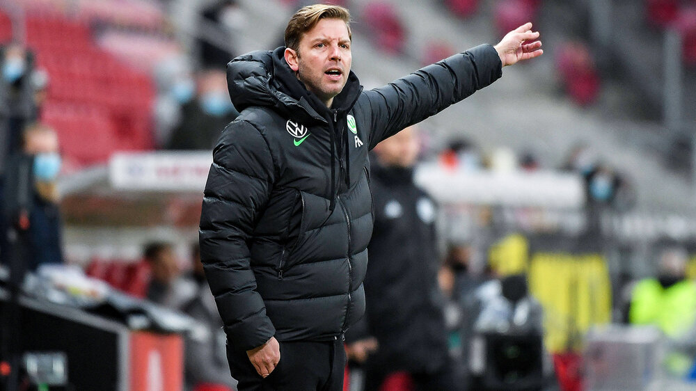 VfL Wolfsburg-Trainer Kohfeld steht am Spielfeldrand und gibt Anweisungen.