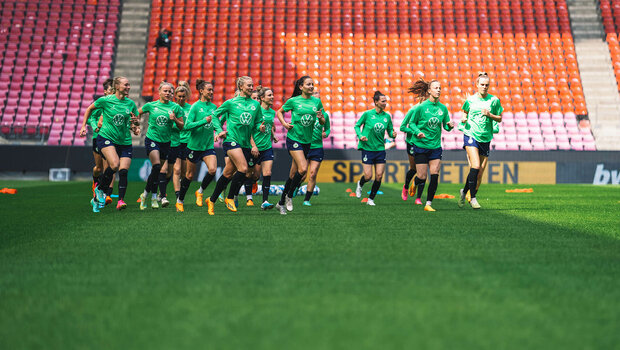 Die Frauen des VfL Wolfsburg laufen sich vor dem Training im Stadion des SC Freiburg warm.