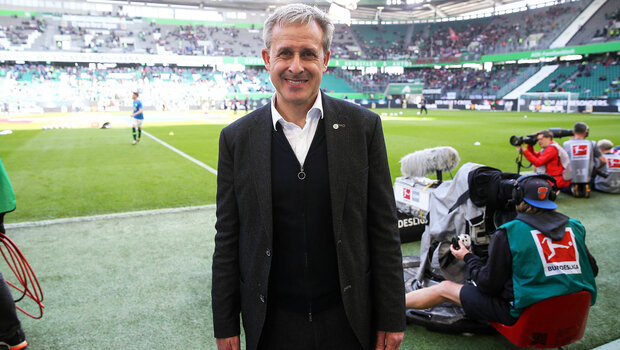 Pierre Littbarski steht am Spielfeld in der Volkswagen Arena des VfL Wolfsburg.