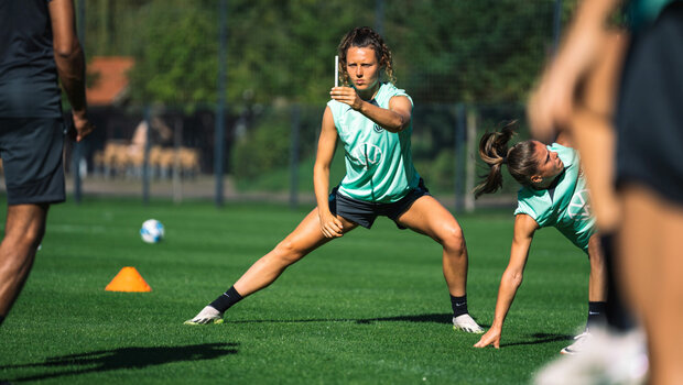  Fenna Kalma dehnt sich auf dem Trainingslager der VfL Wolfsburg-Frauen.