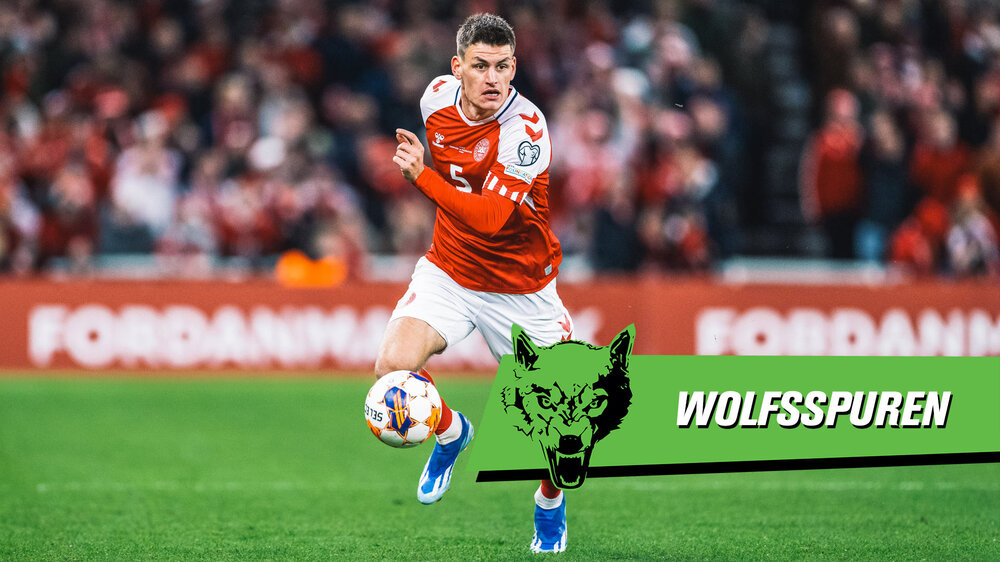 VfL-Wolfsburg-Spieler Joakim Maehle läuft im Trikot der dänischen Nationalmannschaft mit dem Ball.