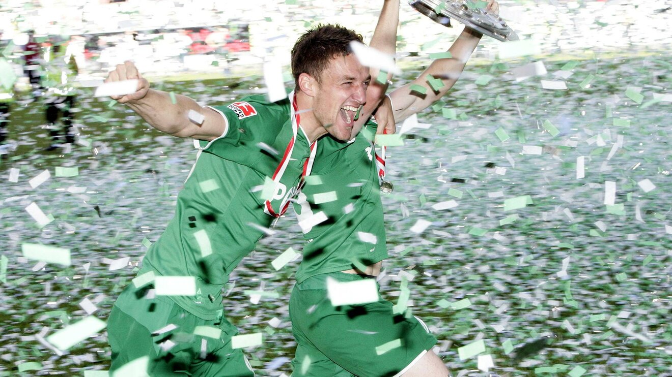 Der ehemalige Spieler Christian Gentner des VfL Wolfsburg läuft jubelnd und schreiend über das Spielfeld.