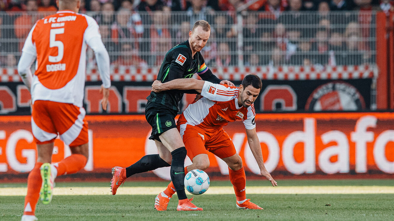 VfL-Wolfsburg-Spieler Maximilian Arnold im Zweikampf mit einem Gegenspieler.