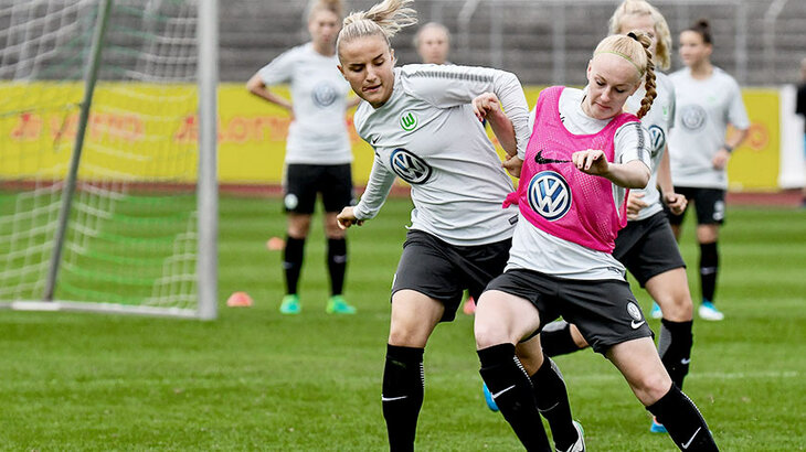 Die VfL Wolfsburg Frauen U23 trainieren. 