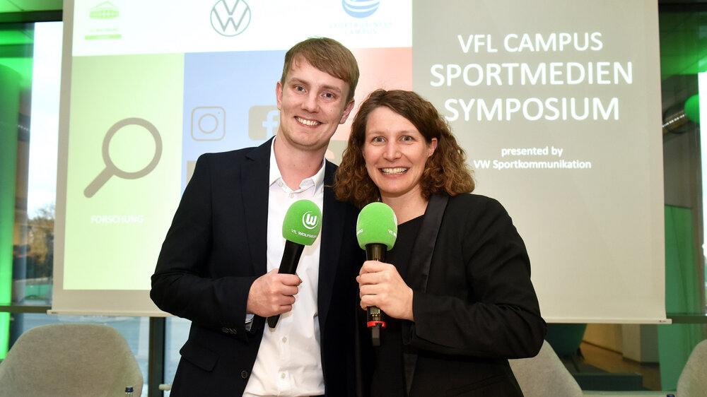 Katrin Lehman, Verantowrtliche des VfL-Campus, zusammen mit Moderator Jan Ühilip Lehmker. 
