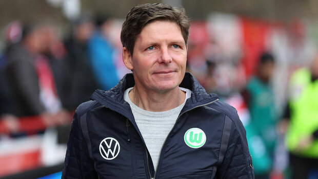 Wölfe-Trainer Oliver Glasner lächelt in der Partie FC Union vs. VfL Wolfsburg.