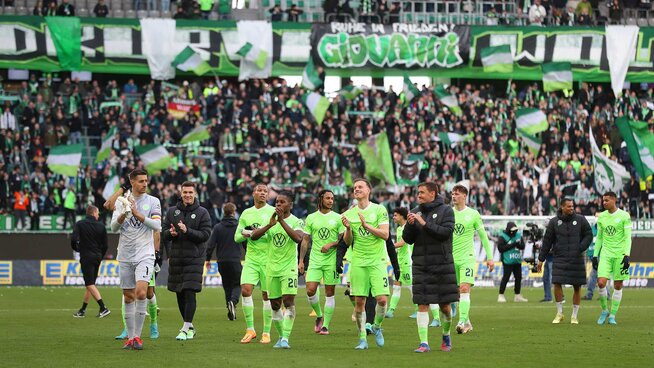 Die Mannschaft der Wölfe bedankt sich im Rundgang nach dem Spiel bei den Fans, das 4:0 gegen Bielefeld war bitter nötig.