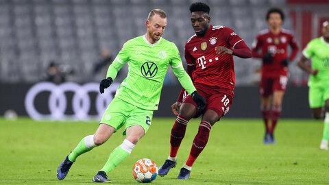 VfL Wolfsburg Spieler Maximilian Arnold erspielt sich im Zweikampf mit einem Gegner aus Bayern den Ball.