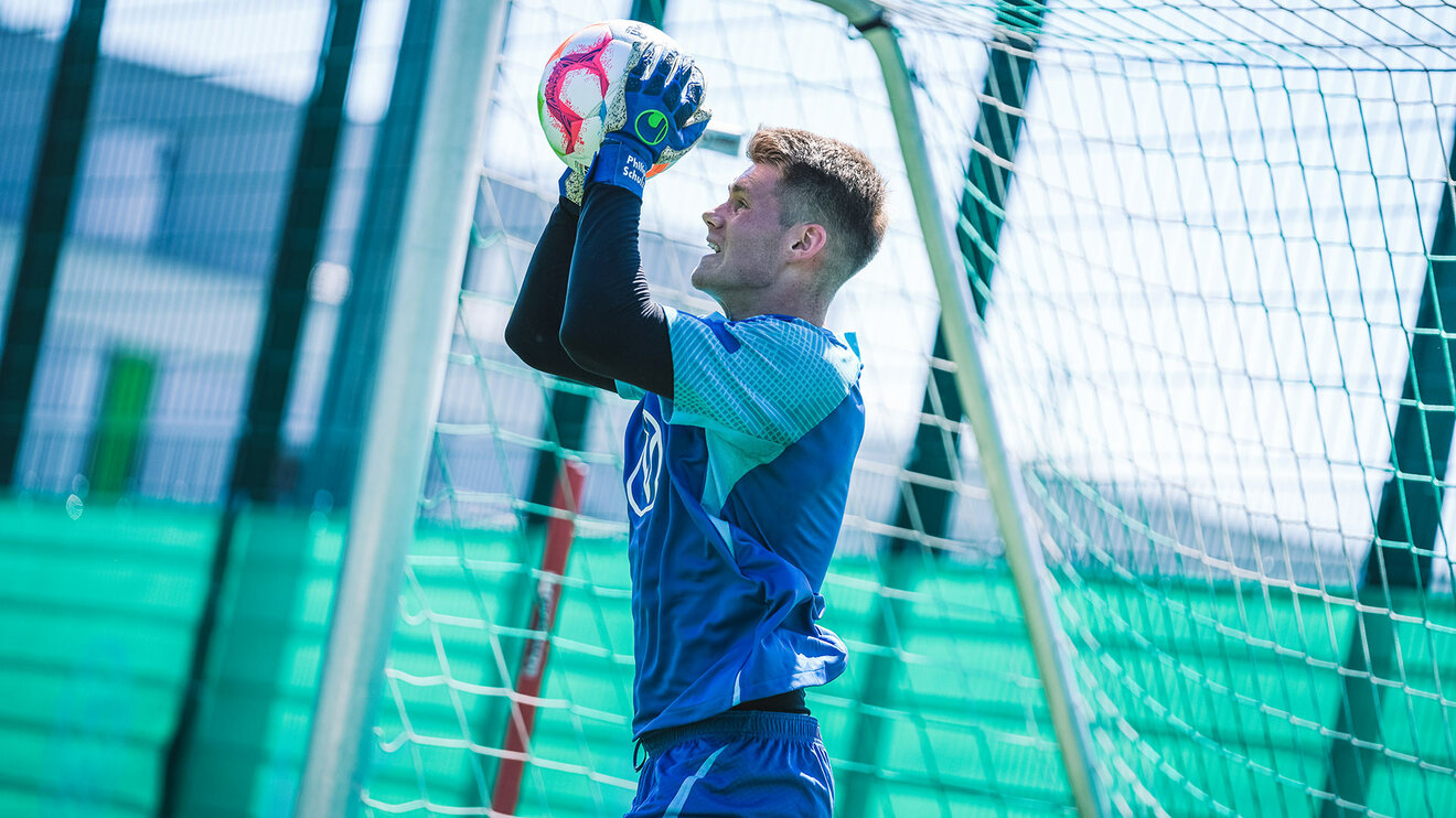 VfL-Wolfsburg-Torwart Phillip Schulze fängt einen Ball.