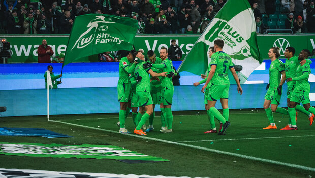 Die VfL-Wolfsburg-Spieler jubeln zusammen nach einem Tor.