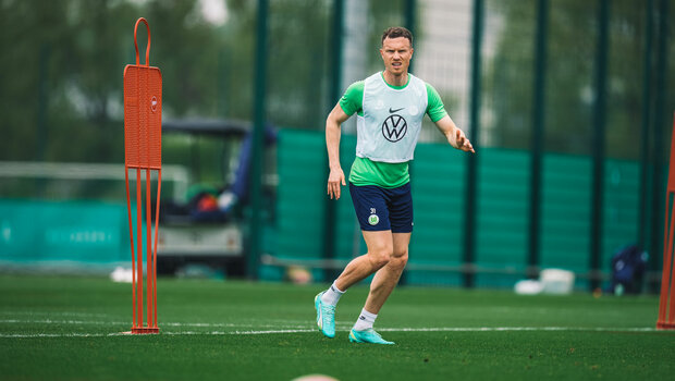 Der VfL-Wolfsburg-Spieler Yannick Gerhardt im Training. Er läuft dribbelt durch Hindernisse.