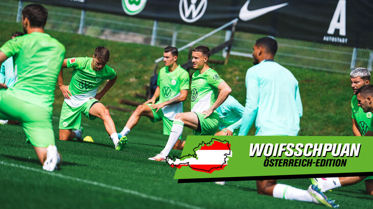 Die Spieler des VfL Wolfsburg dehnen sich auf dem Trainingsplatz in Seefeld.