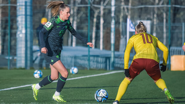 VfL-Wolfsburg-Spielerin Vivien Endemann läuft mit dem Ball.