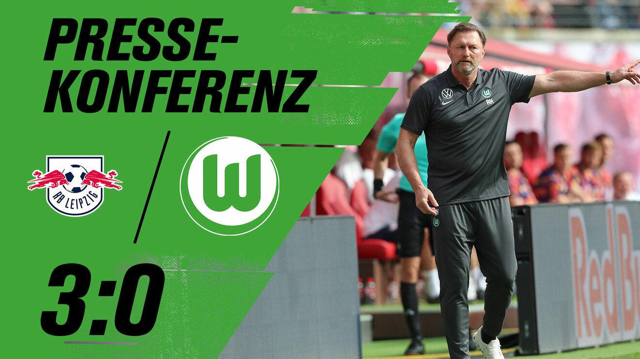 Pressekonferenz nach der 0:3 Niederlage in Leipzig. VfL-Wolfsburg-Trainer Ralph Hasenhüttl steht am Spielfeldrand. 