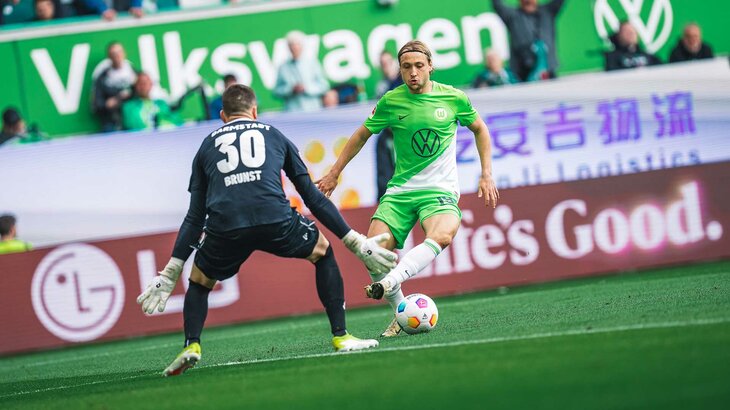 VfL-Wolfsburg-Spieler Lovro Majer im Duell mit dem Torwart.