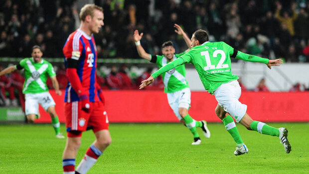 Der ehemalige VfL-Wolfsburg-Spieler Bas Dost jubelt nach seinem Tor gegen Bayern.
