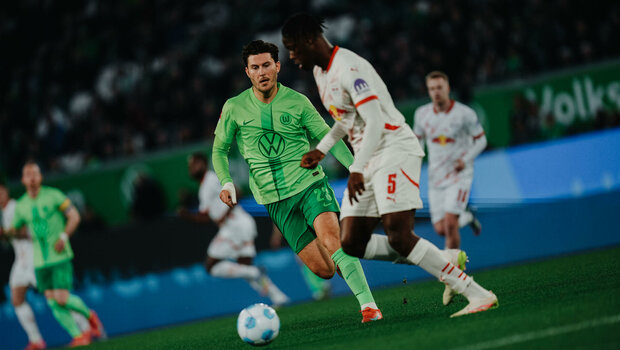 Der VfL-Wolfsburg-Spieler Jonas Wind im Zweikampf um den Ball.