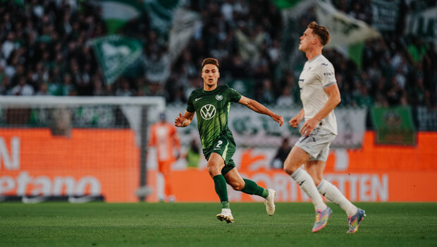VfL-Wolfsburg Spieler Kilian Fischer läuft.