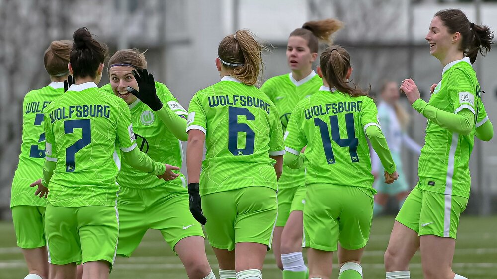 Die U17 Frauen des VfL Wolfsburg bejubeln ein Tor auf dem Platz.