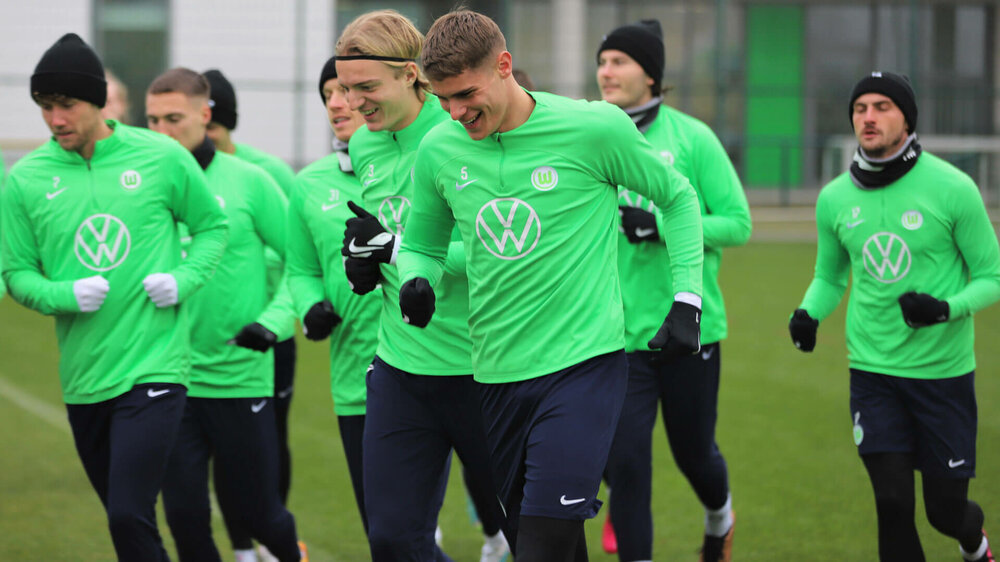 Die VfL Wolfsburg-Spieler laufen auf dem Trainingsplatz.