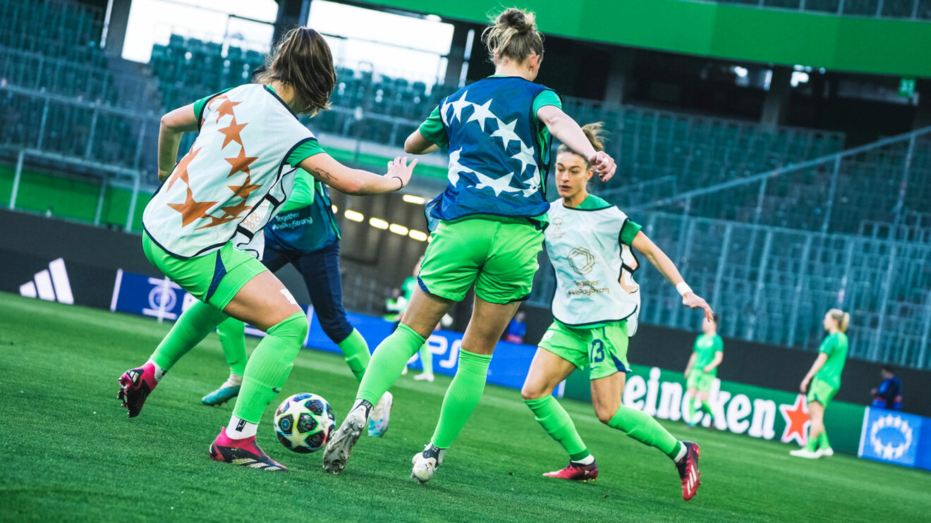 Die Spielerinnen des VfL Wolfsburg beim Aufwärmen vor dem Championsleague Spiel.