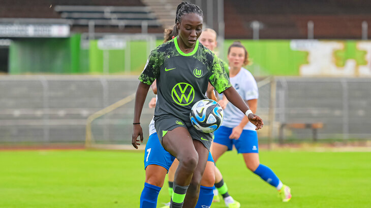 Spielerin der U20 des VfL Wolfsburg am Ball.