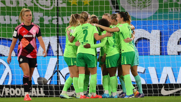 Die VfL-Spielerinnen stehen im Kreis zueinander und umarmen sich vor Freude.