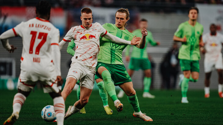 VfL-Wolfsburg-Spieler Patrick Wimmer im Zweikampf mit einem Gegenspieler.