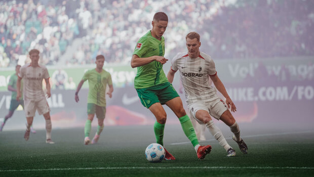 Der VfL-Wolfsburg-Spieler Bence Dardai im Zweikampf um den Ball.