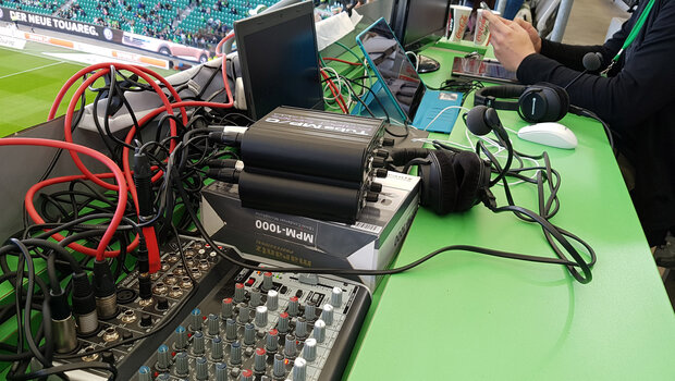 Nahaufnahme der Technik des Wölferadios in der Volkswagen Arena des VfL Wolfsburg.