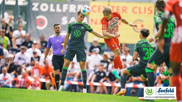 VfL-Wolfsburg-Spieler bei einem Kopfball während dem Testspiel gegen SC Freiburg.