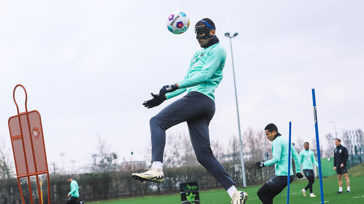 VfL-Wolfsburg-Spieler Moritz Jenz springt zum Kopfball hoch.