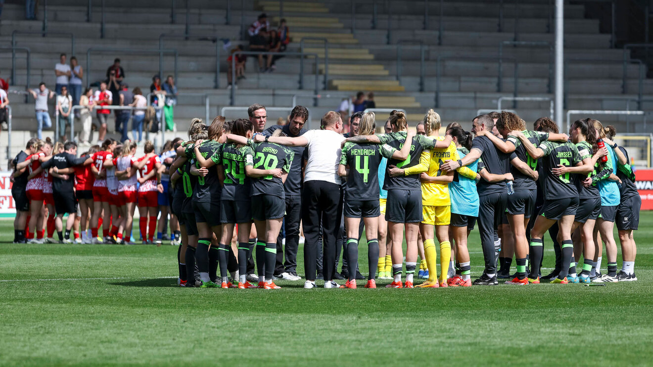 Mannschaftskreis der Frauen des VfL Wolfsburg nach dem Spiel im Freiburg.