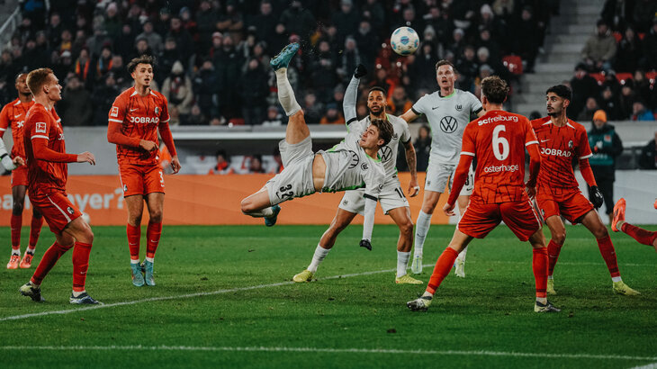 Der VfL-Wolfsburg-Spieler Mattias Svanberg macht einen Fallrückzieher.