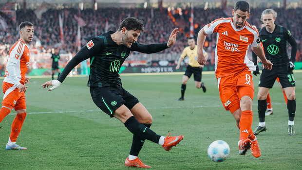 VfL-Wolfsburg-Spieler Jonas Wind schießt den Ball.