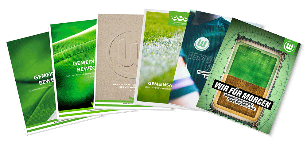 Die Nachhaltigkeitsberichte des VfL Wolfsburg von den letzten Jahren sind übereinander gestapelt.