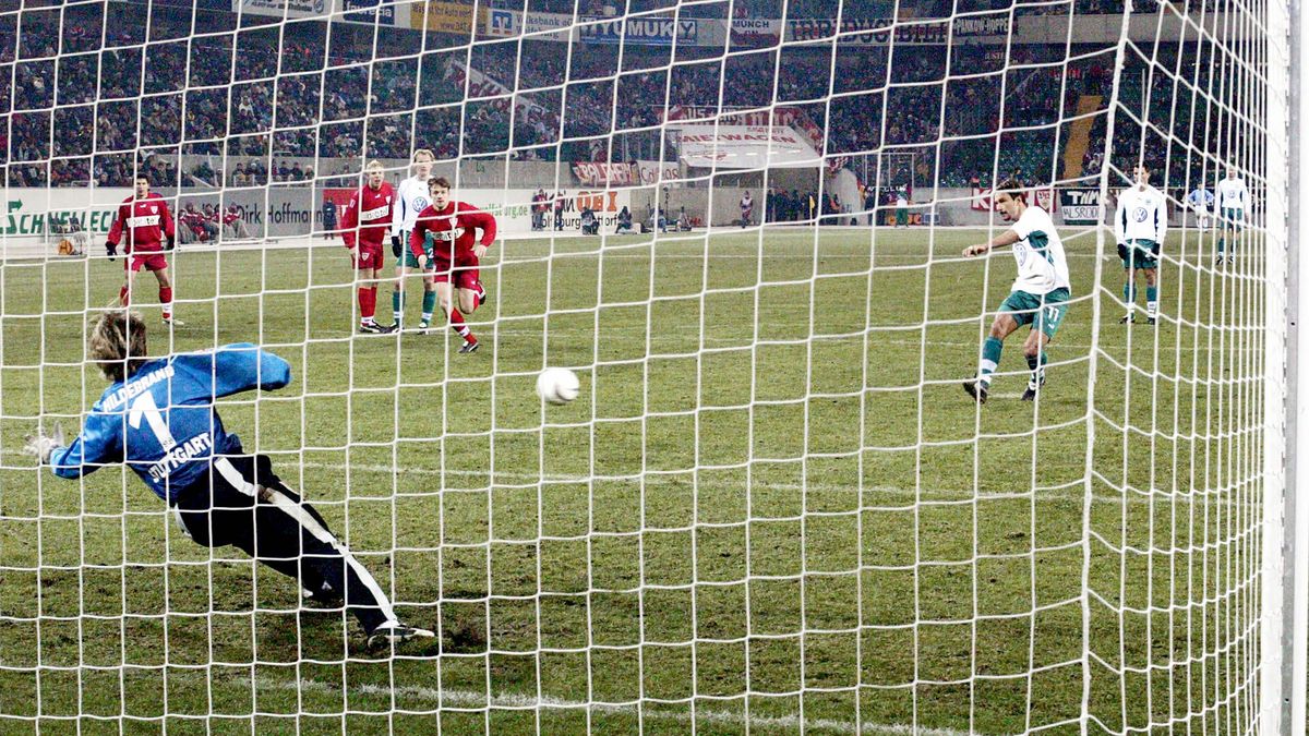 VfL Wolfsburg-Spieler Tomislav Maric schießt einen Elfmeter gegen Stuttgart.