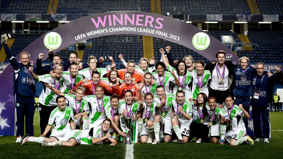 Die Frauenmannschaft des VfL Wolfsburg feiert ihren Champions League-Sieg.